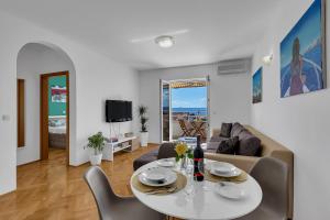 Newly renovated apartment with a beautiful sea view Emili