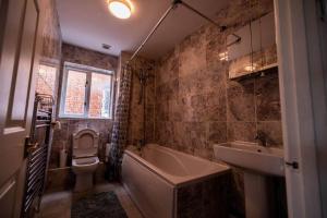 Pristine House- Central-3 Bedrooms House-parking-bbqstove-garden