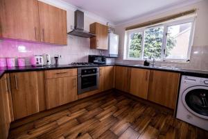 Pristine House- Central-3 Bedrooms House-parking-bbqstove-garden