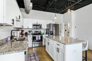 Brand New Condo near downtown Nash w washer dryer - Bakertown