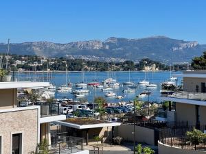 Appartements L'apart'83 - T2 classe 5 etoiles - Belle vue sur la baie du Lazaret : photos des chambres