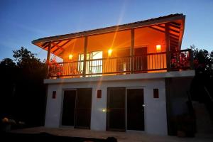 Cabaña cerca al Mar con Pisicina y AC en Tolú