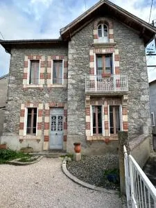 Maison mitoyenne dans quartier calme - Chein-Dessus