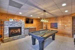 Casa Rustica Cabin with Mountain Views & Hot Tub - Chestnut Gap