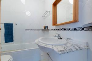 ROJA PÉ - Elegante apartamento T2 com AC perto do Pine Cliffs