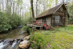 Creekside Hideaway Rustic Cabin - Secluded, Creekside Family Cabin