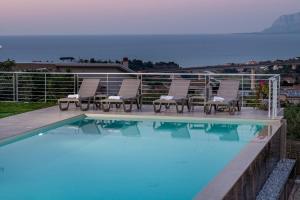 Villa Maria con piscina e vista mare