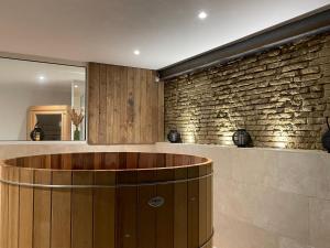 B&B / Chambres d'hotes Suite intimiste insolite et luxueuse avec Spa Privatif- jacuzzi, vue de reve : photos des chambres