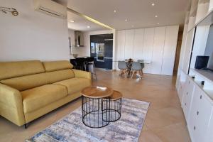 Deluxe 2 bedroom apartment with BBQ