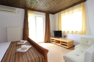 Apartments and rooms by the sea Nemira, Omis - 2781