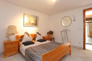 Apartments and rooms by the sea Nemira, Omis - 2781