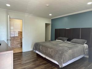 Standard King Room room in Bartlett Motel