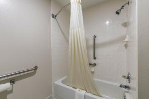 King Room - Accessible/Non-Smoking room in Quality Inn Cleveland