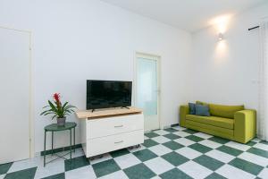 Apartments by the sea Pisak, Omis - 1008