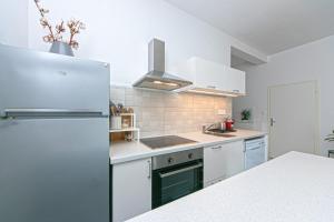 Apartments by the sea Pisak, Omis - 1008