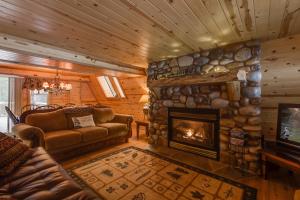 Roger Dodger by KABINO Hot Tub 2 Cabins Big Driveway FirePit WiFi Grill Summer 11 Winter 6 People Max - 4hvězdičkové hotely ve městě Island Park