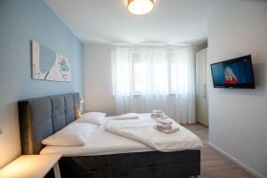 Villa Lumaka Sun - Amazing Home In Brodarica with 4 Bedrooms, Wifi, Outdoor Swimming Pool and Heated Swimming Pool