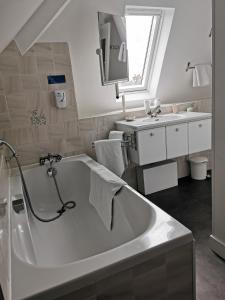 Hotels Hotel La Granitiere : Chambre Double Supérieure avec Baignoire et Douche