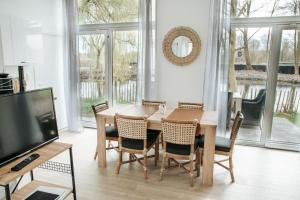 Trendy chalet aan visvijver