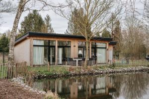 Trendy chalet aan visvijver