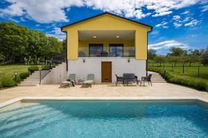 Villa Tai, Enjoy the green oasis with 2BR ,WIFI, pool, AC, solar, Child - Friendly