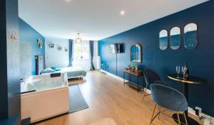 Appartements * Spa & Detente # Suite Privee # Tours # Netflix * : photos des chambres