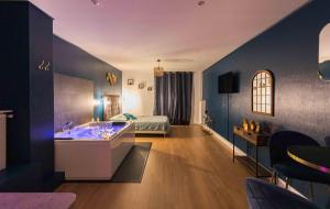 Appartements * Spa & Detente # Suite Privee # Tours # Netflix * : photos des chambres