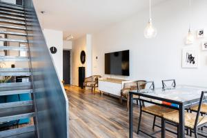 Downtown Loft with Balcony & Parking