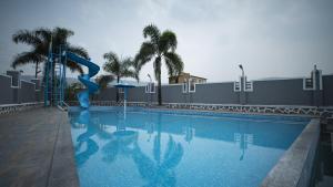 Royal Retreat - 7BHK Luxury Villa with Turf