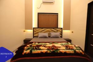 Royal Retreat - 7BHK Luxury Villa with Turf