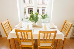 Bis 6 Personen - 5 Min zur Elbe, Helle Geräumige 2-Raum-Whg, Neustadt, Top Lage