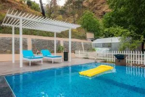 StayVista at Rolling Hills with Swimming Pool - Ranikhet