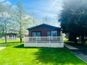 The Beak Lodge with Hot Tub - Allerthorpe