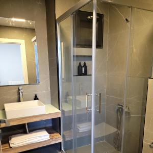 OLDSKOOL TOWN HOUSES 15 minutes walk to LARA beach