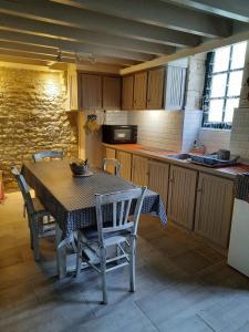 Maisons de vacances Maison COSY en pierre a Ars : photos des chambres