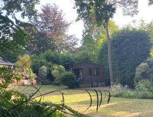 The Cabin, Roundabout Lane