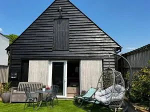 Quirky 1 bedroom barn on the river in Arundel - Houghton