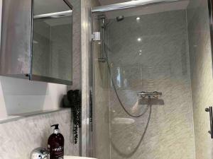 Quirky 1 bedroom barn on the river in Arundel