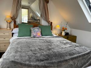 Quirky 1 bedroom barn on the river in Arundel