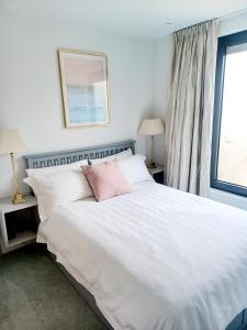 Modern 2BR House with Garden and Air Con Near Beach