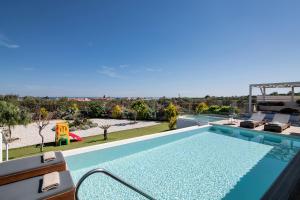 Alba Bianca Villa, Family Retreat with Heated Pool By ThinkVilla