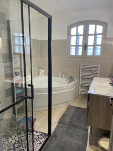 Villas Villa dans le Gard situee entre Nimes, Ales et Uzes avec piscine et spa jacuzzi : photos des chambres