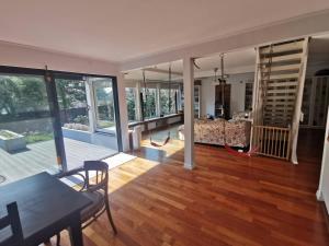 Spacious 3 Bedroom Family Oasis with Sauna, 20 min from Warsaw