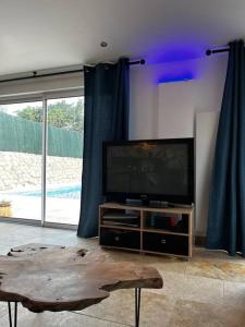 Appartements Jolie maison avec vue sur piscine : photos des chambres