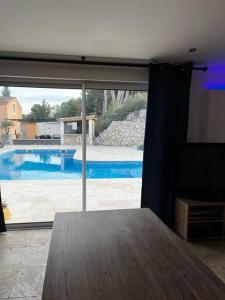 Appartements Jolie maison avec vue sur piscine : photos des chambres