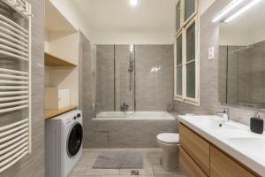 Spacious & Cozy Downtown Apartment with Balcony