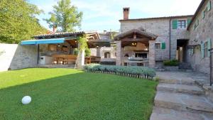 Estate with four stone villas and swimming pool in Buzet