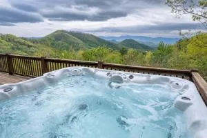 Beary Cozy Cabin! Incredible views, hot tub, games, and more! - Cullowhee