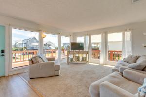 Breezy Dauphin Island Vacation Rental with Deck!