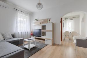 Lisinski apartment with private parking